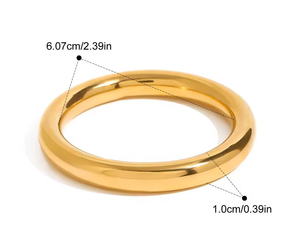 Goldbracelet with measurements on a white background
